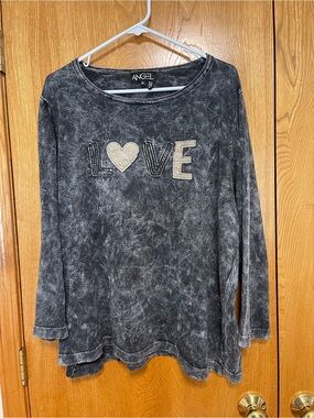 Angel women’s Black Vintage-Wash 'LOVE' Long-Sleeve Top